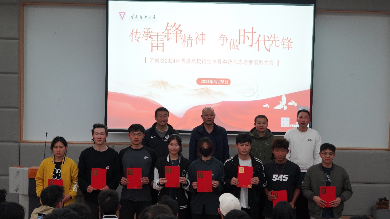 一群人站在一起描述已自动生成